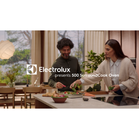 60cm 500 SurroundCook built-in single oven with 72L capacity