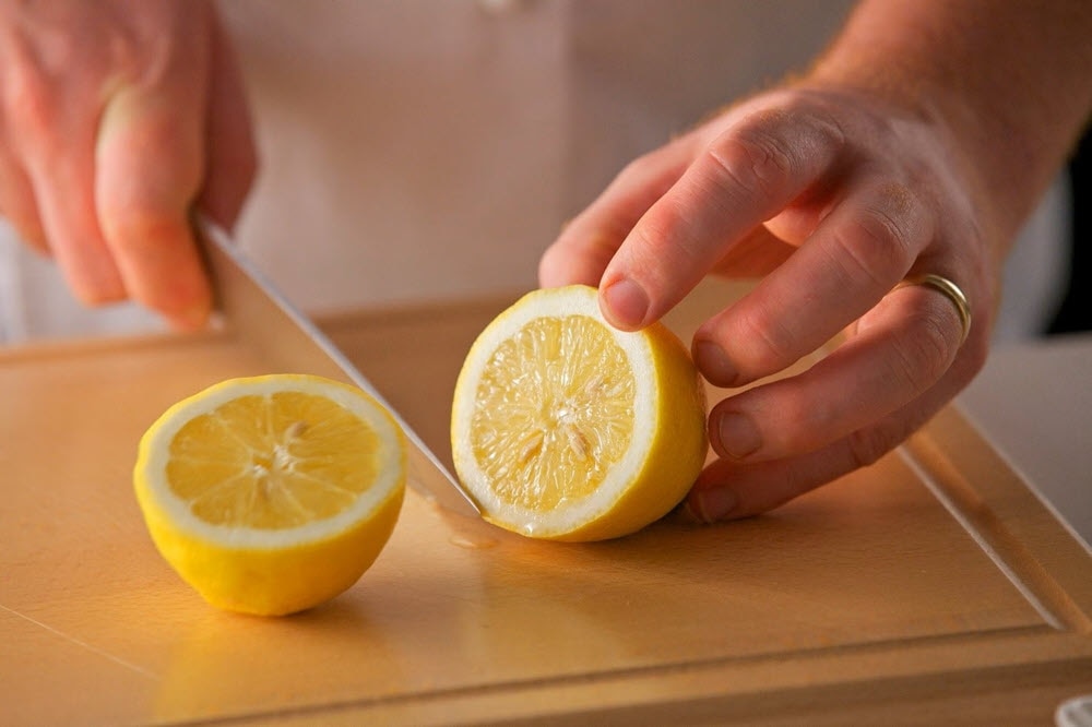 How to clean a microwave oven with lemon 