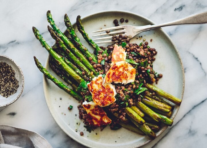 Sautéed Asparagus with Tangy Lentils & Halloumi