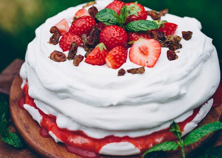 Vegan Pavlova with Strawberry Curd