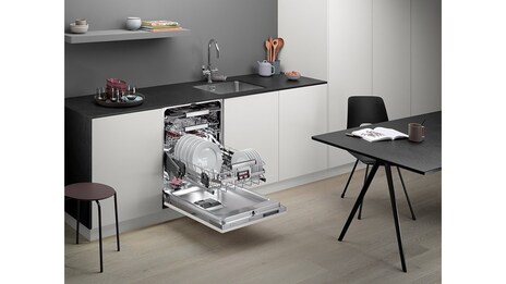 60cm wide freestanding dishwasher ESF8570ROX Electrolux Arabia